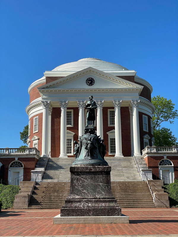 Image of the Rotunda and Thomas Jefferson statue