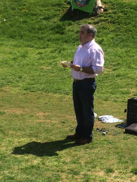Mark DeNoble addresses the runners about relationship violence prevention.